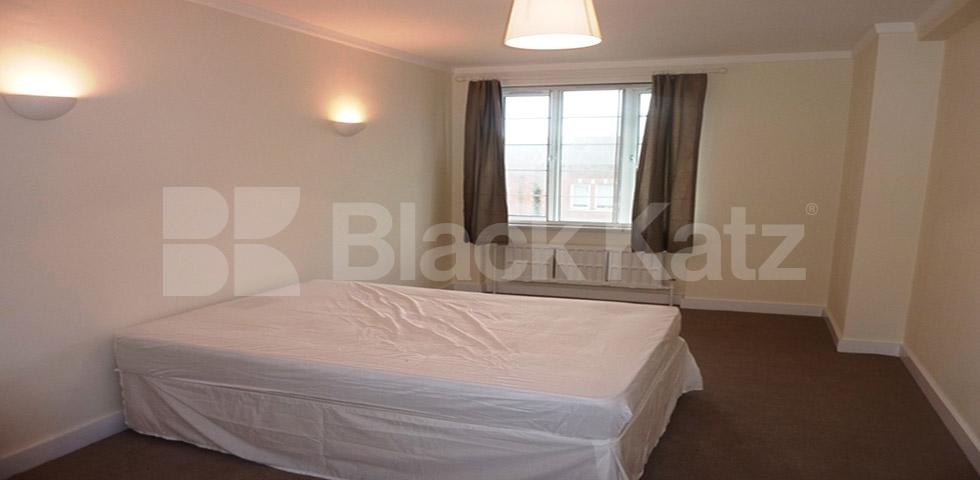 			FOUR DOUBLE BEDROOMS!!!, 4 Bedroom, 1 bath, 1 reception Flat			 Finchley Road, FINCHLEY ROAD